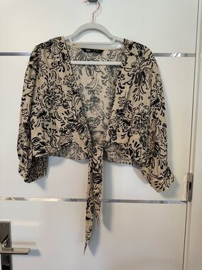 Zara Black Floral Tie-Front Beige Crop Top
